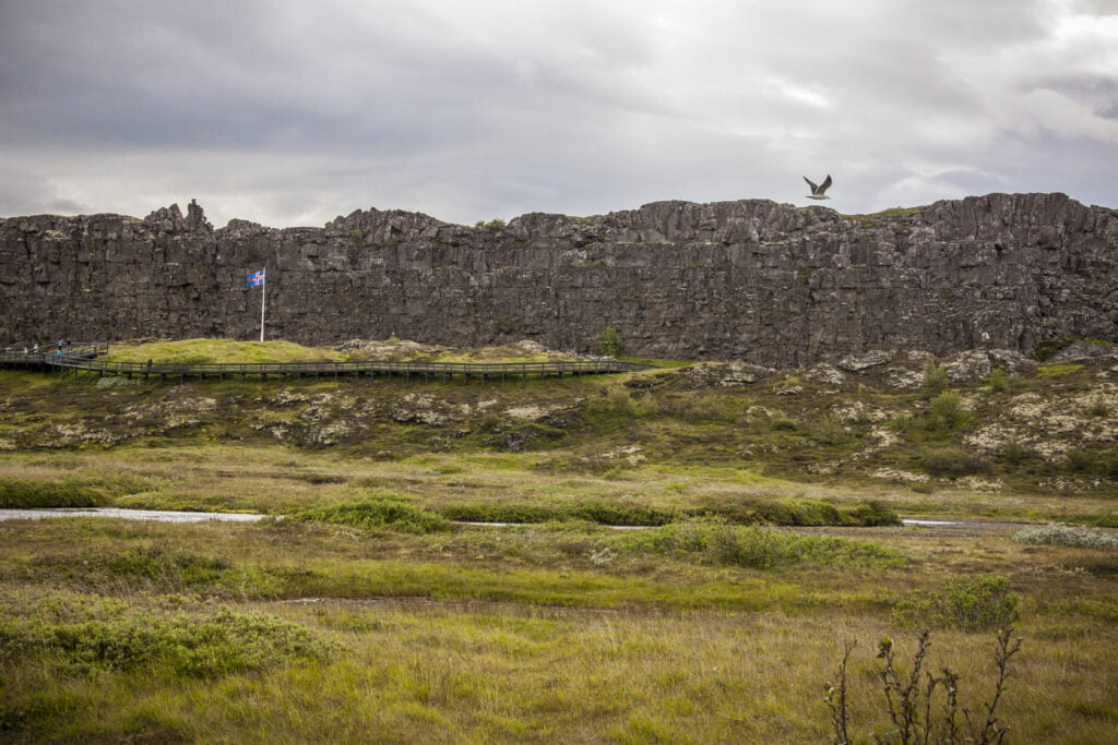 Vista delle placche tettoniche nel parco nazionale di Þingvellir, del nostro tour del Golden Circle, parte dei pacchetti vacanza di Elysia Tours: l'Islanda in 4 giorni.