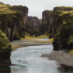 Vista del canyon Fjaðrárgljúfur al suo inizio
