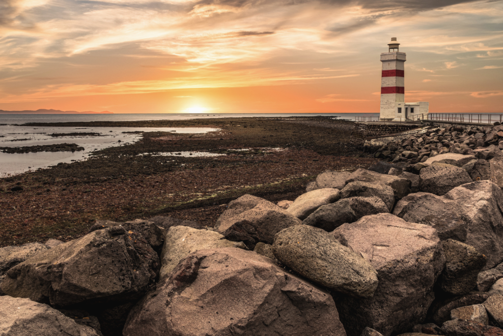 Vista del faro di Garður nella penisola Reykjanes. Scopri i pacchetti vacanze di Elysia Tours: L'Islanda in 8 giorni.