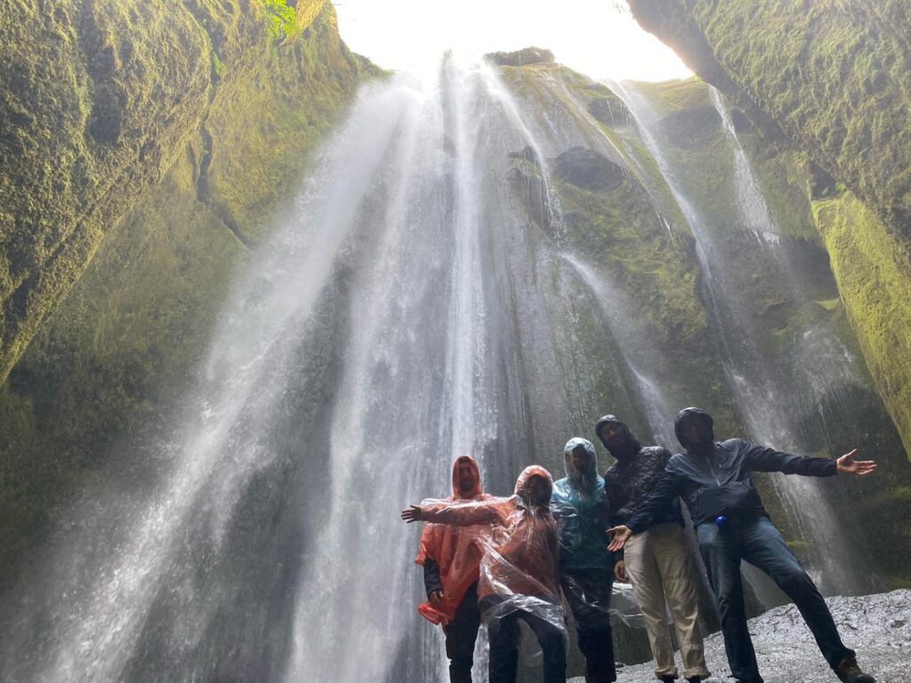 Pacchetti vacanze di Elysia Tours: L'Islanda in 5 giorni Gruppo di amici sotto la cascata di Gljúfrabúi lungo la costa sud fino a Vík.