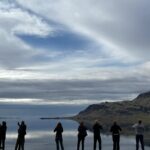 Gruppo di persone che immortala un panorama nell'Islanda dell'Est