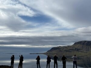 Gruppo di persone che immortala un panorama nell'Islanda dell'Est