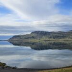 Veduta dei fiordi orientali che si rispecchiano nell'acqua