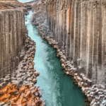 Prospettiva del basalto colonnare del canyon Stuðlagil