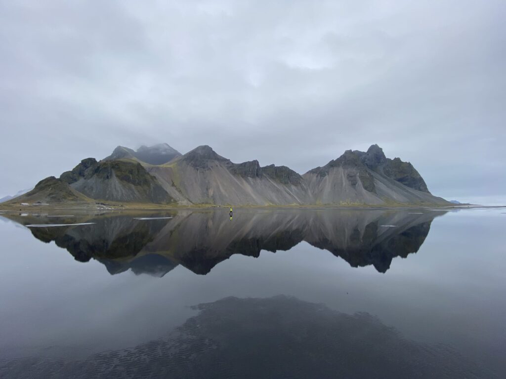 Vista del monte Vestrahorn che si rispecchia nella laguna